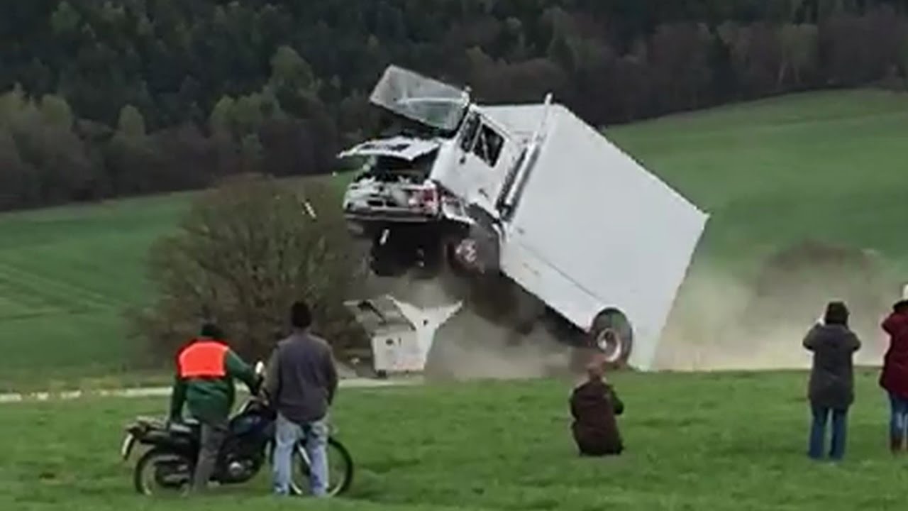 Crashtest: LKW fährt gegen Anti-Terror Betonsperre