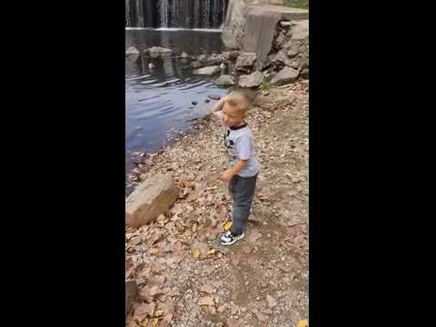 Stein über die Wasseroberfläche springen lassen